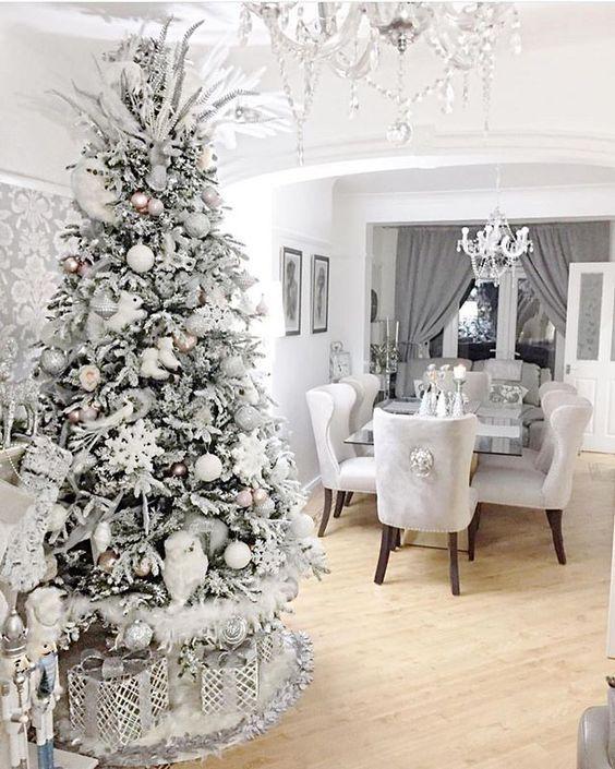 χιονισμένο-χριστουγεννιάτικο δέντρο-με-λευκά-χριστουγεννιάτικα-στολίδια-