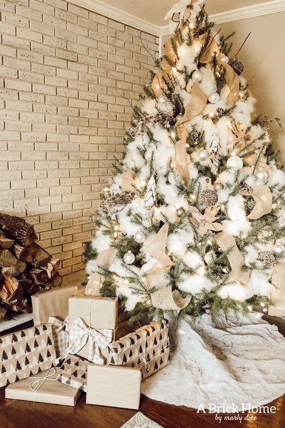 βαμβάκι-για-χιόνι-στο-χριστουγεννιάτικο-δέντρο-με-χρυσά-χριστουγεννιάτικα-στολίδια-