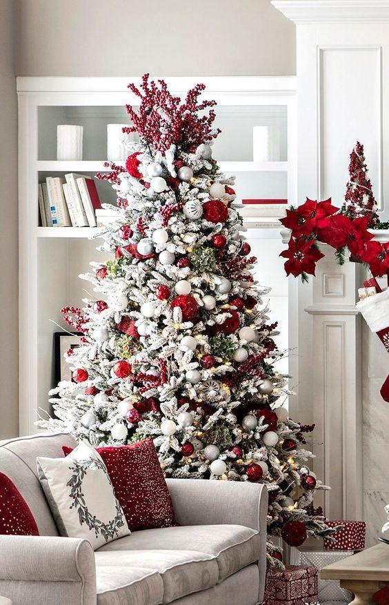 χιονισμένο-χριστουγεννιάτικο δέντρο-με-κόκκινα-χριστουγεννιάτικα-στολίδια-