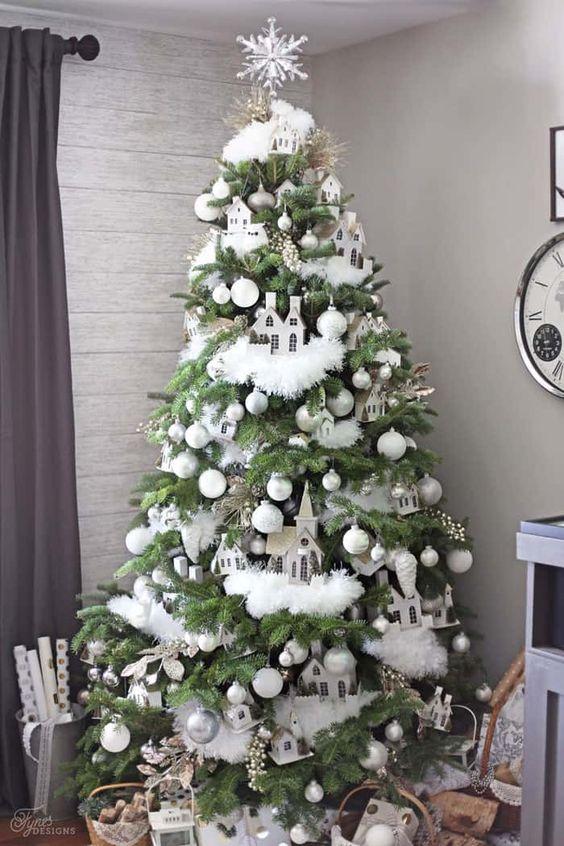 λευκές-χριστουγεννιάτικες γιρλάντες-με-λευκά-χριστουγεννιάτικα-στολίδια-