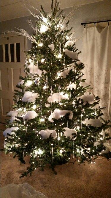 μίνιμαλ-χιονισμένο-χριστουγεννιάτικο-δέντρο-