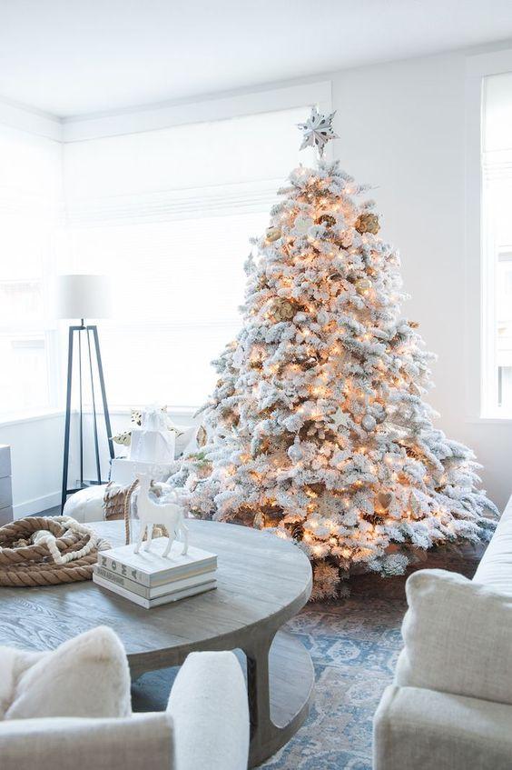 λευκό-χριστουγεννιάτικο-δέντρο-με-κίτρινα-φώτα led-