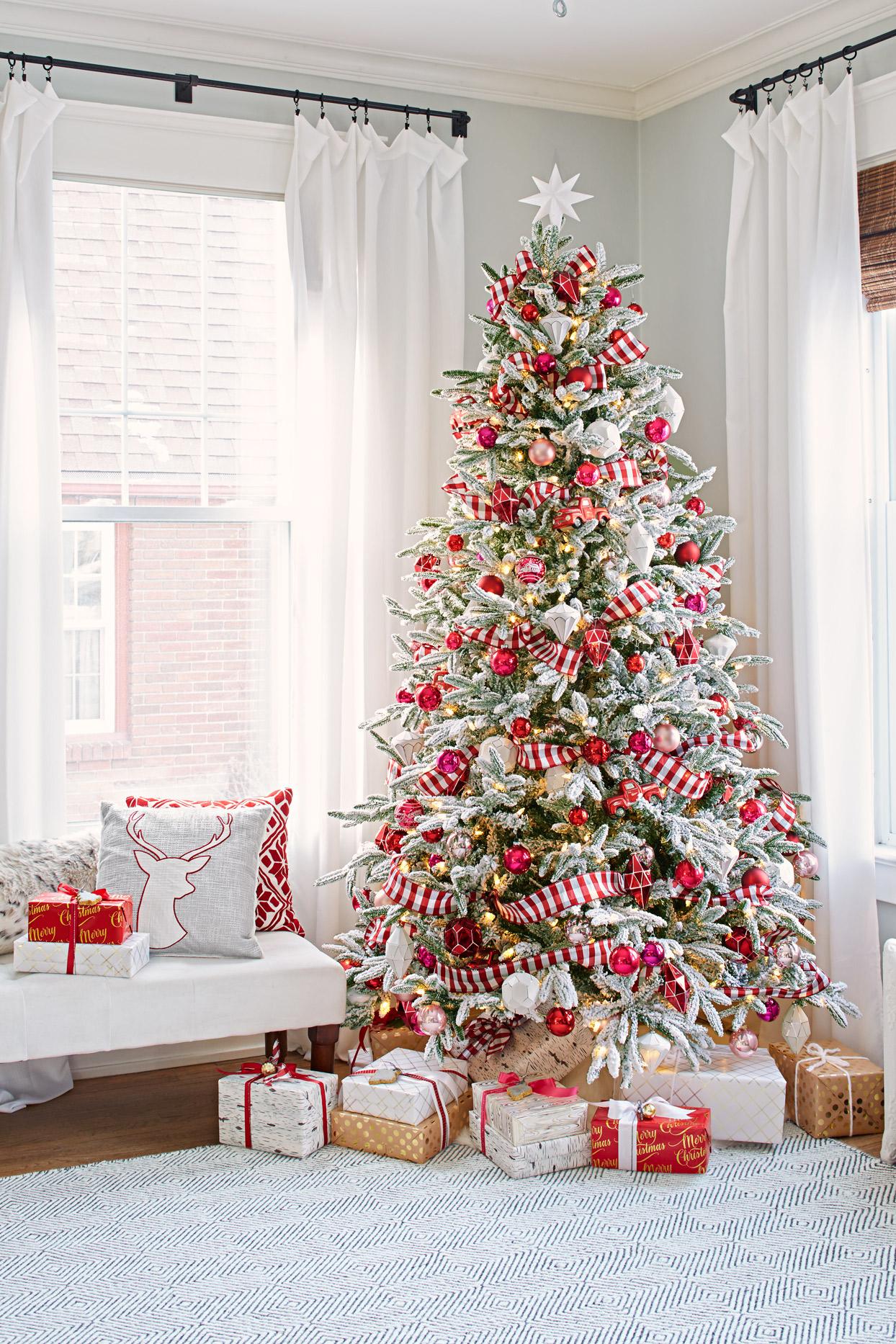 χιονισμένο-χριστουγεννιάτικο-δέντρο-με-καρό-γιρλάντες-