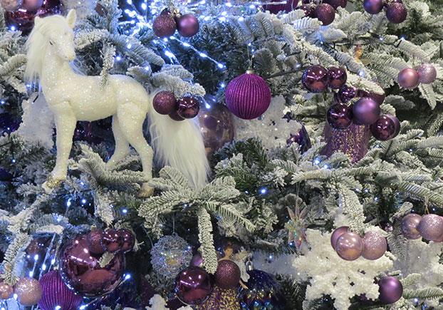 μοβ-χριστουγεννιάτικα-στολίδια-στο-χριστουγεννιάτικο-δέντρο-