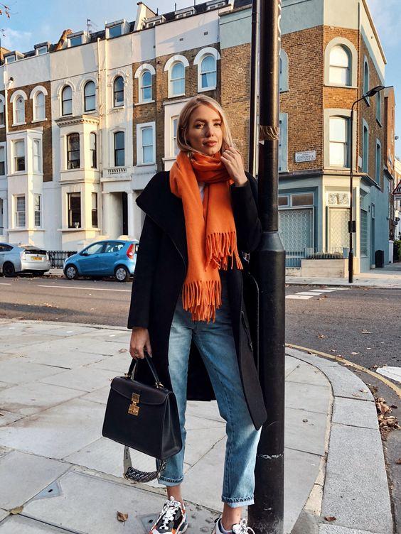 ντύσιμο-Δεκεμβρίου-τζιν-παντελόνι-με-πορτοκαλί-κασκόλ-και-μαύρη-καπαρντίνα- ντύσιμο-Δεκεμβρίου-τζιν-παντελόνι-με-πορτοκαλί-κασκόλ-και-μαύρη-καπαρντίνα-
