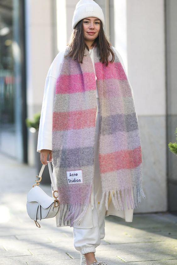 ντύσιμο-Δεκεμβρίου-ιδέες-με-λευκό-φούτερ-λευκή-φόρμα-και-κασκόλ-σε-παστέλ-χρώματα- ντύσιμο-Δεκεμβρίου-ιδέες-με-λευκό-φούτερ-λευκή-φόρμα-και-κασκόλ-σε-παστέλ-χρώματα-