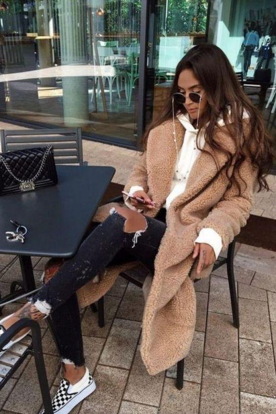 τζιν-παντελόνι-με-σκισίματα-λευκό-πουλόβερ-και-μπεζ-γούνα- τζιν-παντελόνι-με-σκισίματα-λευκό-πουλόβερ-και-μπεζ-γούνα-