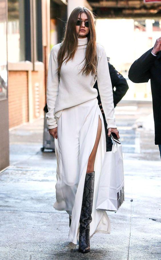 ντύσιμο-Δεκεμβρίου-λευκή-φούστα-με-σκίσιμο-και-λευκό-πουλόβερ-