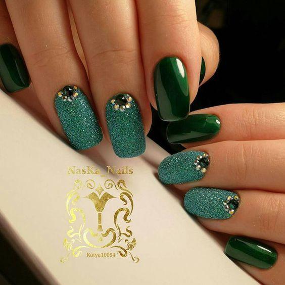 Χριστουγεννιάτικα νύχια: 15 ιδέες με πράσινα νύχια με στρας