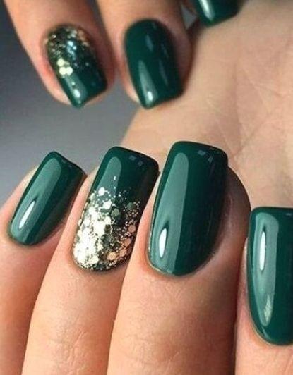 πράσινα-χριστουγεννιάτικα-νύχια-με-χρυσά-γκλίτερ-ιδέες-