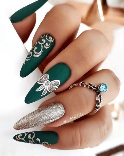 μυτερά-χριστουγεννιάτικα νύχια-με-χριστουγεννιάτικα-σχέδια-σε-πράσινο-χρώμα-