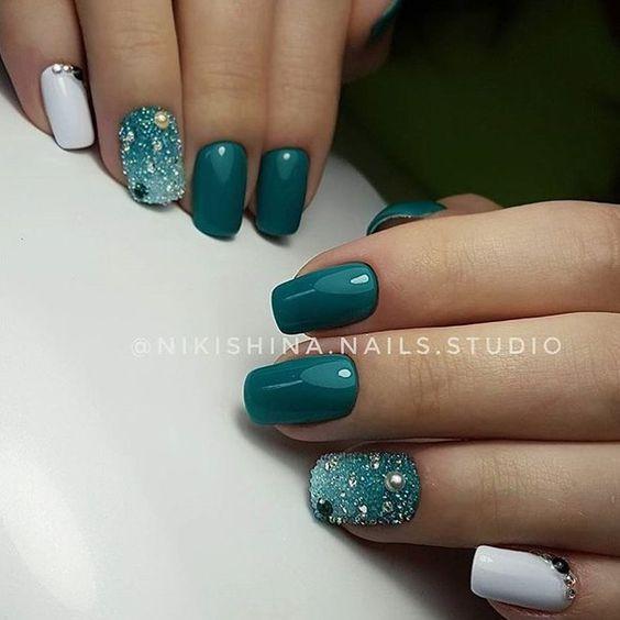 πράσινα-νύχια-με-στρας-για-τα-Χριστούγεννα-