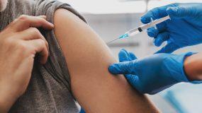 Δεν υπάρχει  : Πήγε για το εμβόλιο με ψεύτικο χέρι σιλικόνης