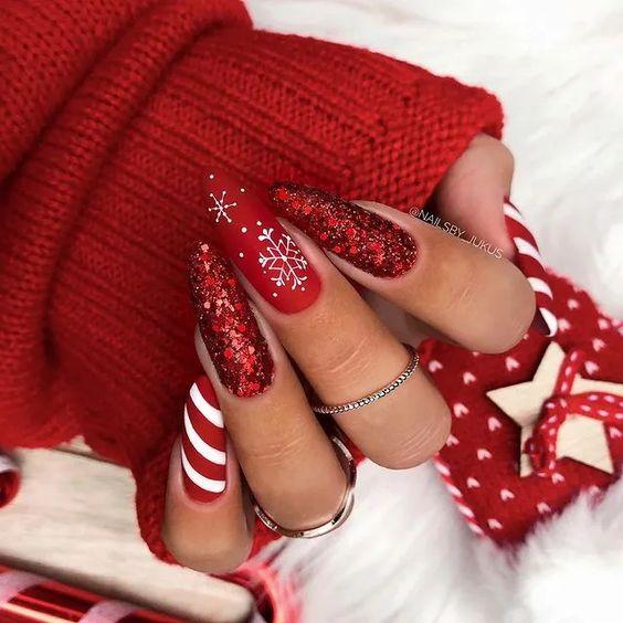 κόκκινα-νύχια-με-στρας-και-χριστουγεννιάτικα-σχέδια-