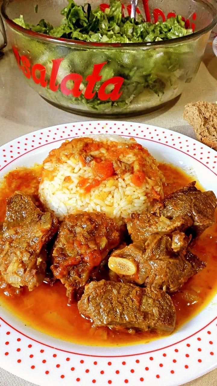 Zυγούρι -κοκκινιστό -στη -χύτρα-