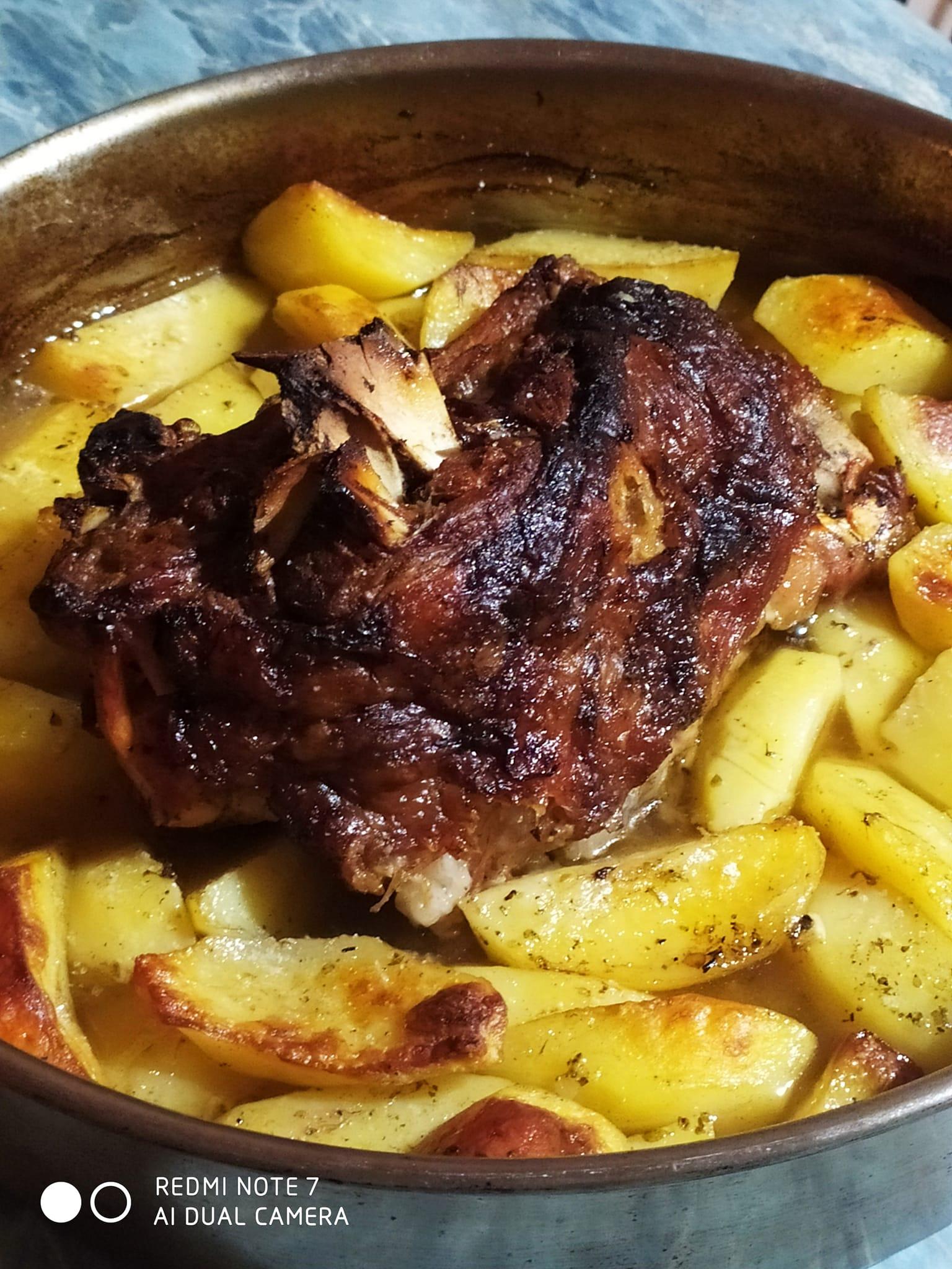 Χοιρινή -σπάλα -στο- φούρνο- με- πατάτες-