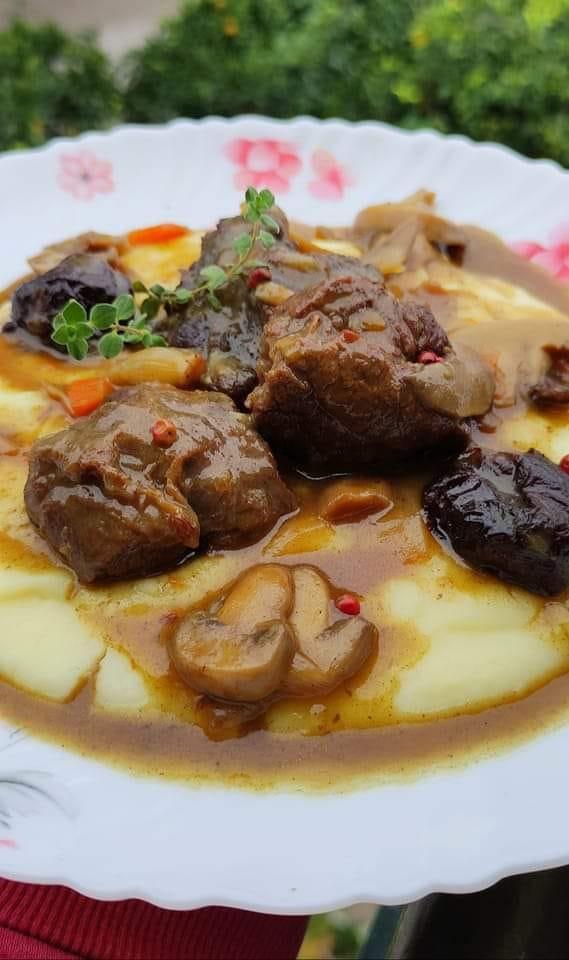 Φαγητό- με -κρέας- για- το- γιορτινό- τραπέζι- Φαγητό- με -κρέας- για- το- γιορτινό- τραπέζι-