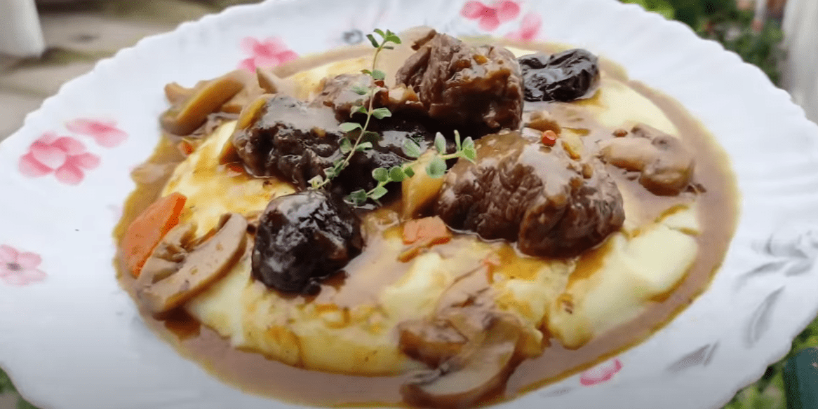 Φαγητό- με -κρέας- για- το- γιορτινό- τραπέζι- Φαγητό- με -κρέας- για- το- γιορτινό- τραπέζι-