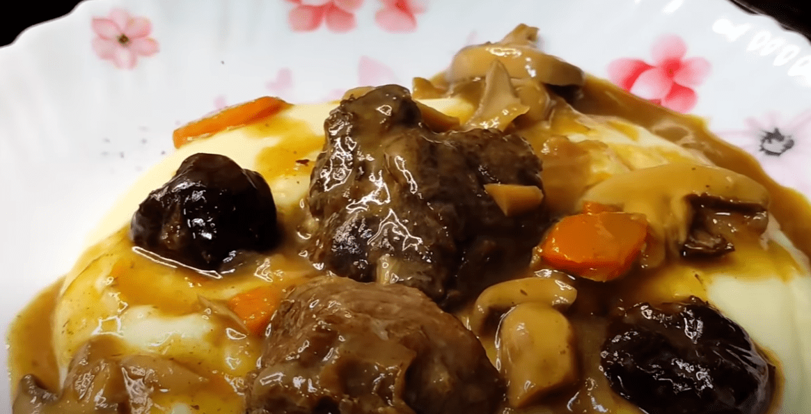 Φαγητό- με -κρέας- για- το- γιορτινό- τραπέζι- Φαγητό- με -κρέας- για- το- γιορτινό- τραπέζι-