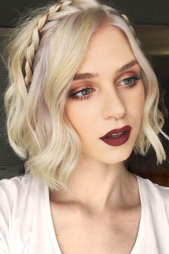 καρέ-μαλλιά-με-πλεξουδάκι-