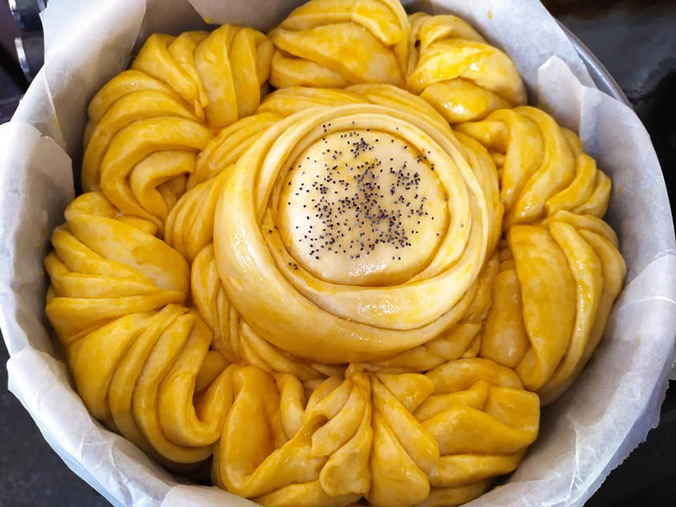 γιορτινό-ψωμί-σε-σχήμα-λουλούδι-συνταγή-χριστουγεννιάτικο μενού-2021-