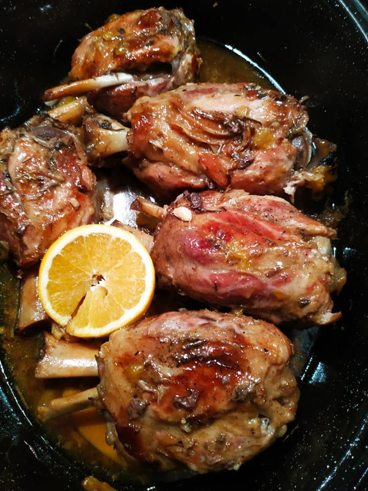 χοιρινό-κότσι-στη-γάστρα-για-το-χριστουγεννιάτικο μενού-2021-