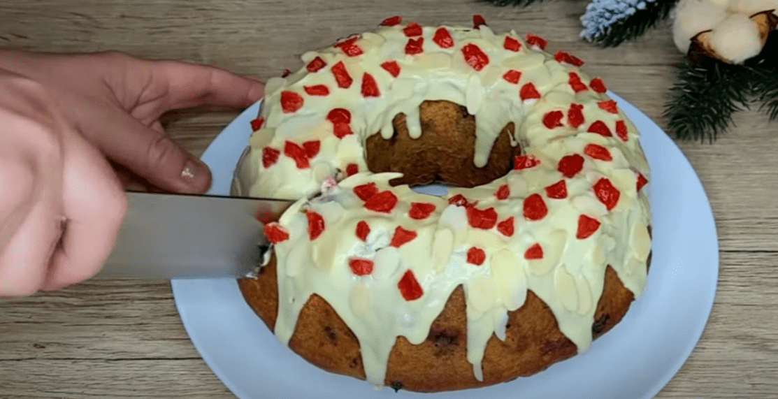 Χριστουγεννιάτικο- κέικ- με- γλάσο- λευκής- σοκολάτας- και -μύρτιλα- Χριστουγεννιάτικο- κέικ- με- γλάσο- λευκής- σοκολάτας- και -μύρτιλα-