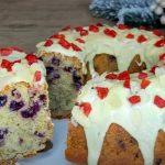 Χριστουγεννιάτικο- κέικ- με- γλάσο- λευκής- σοκολάτας- και- μύρτιλα-