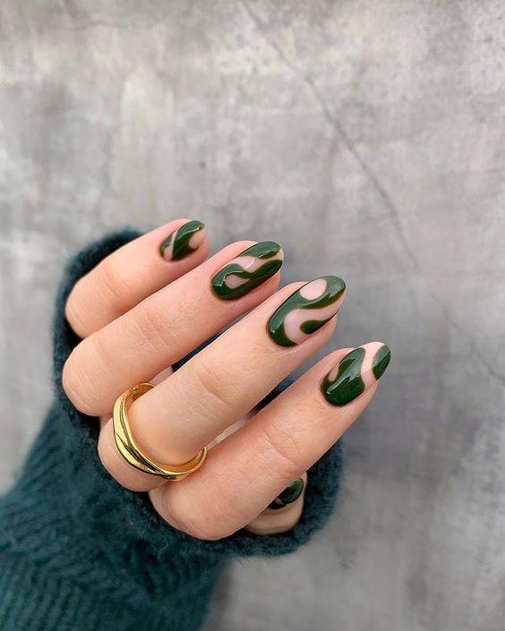 χριστουγεννιάτικα swirl nails-σε-πράσινο-χρώμα-ιδέες-