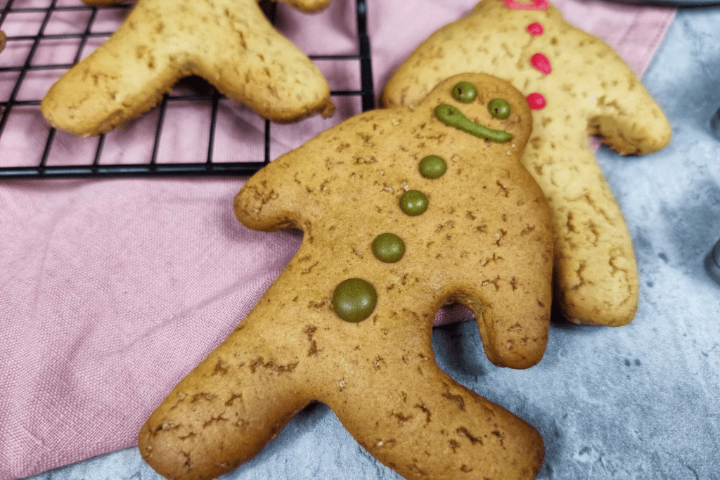 Vegan-gingerbread-cookies-χριστουγεννιάτικα-μπισκότα-συνταγή-