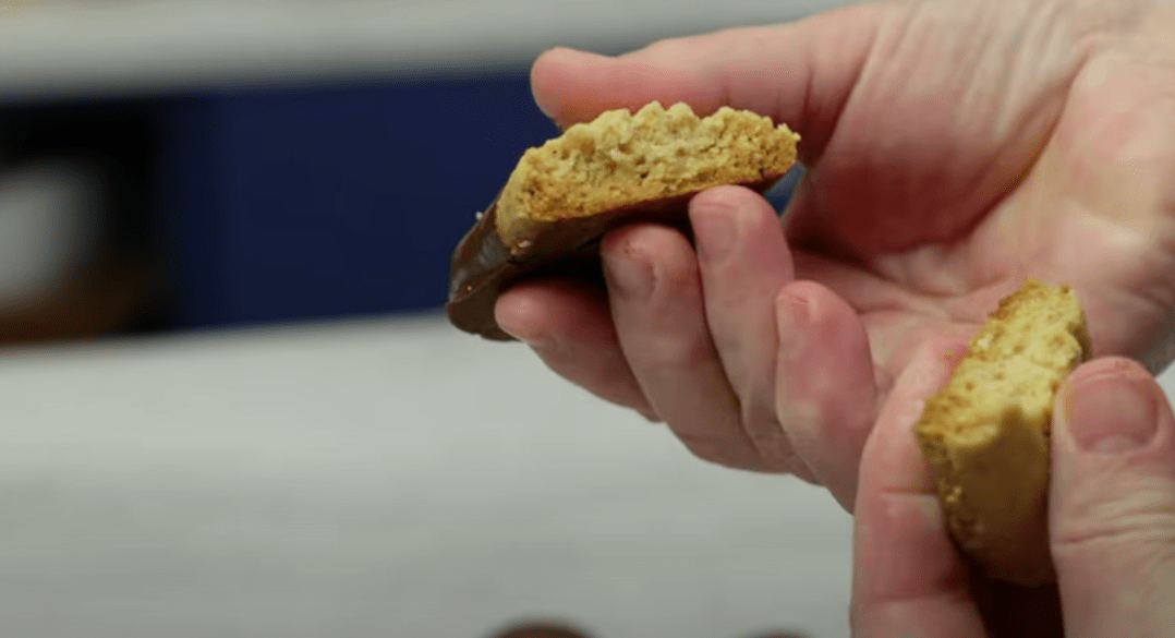 νηστίσιμα-μπισκότα-φουντουκιού-με-σοκολάτα-