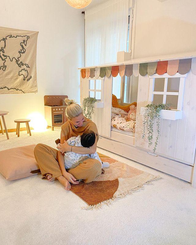 Χριστίνα Κοντοβά: Οι τρυφερές στιγμές με την κόρη της Ada στο παιδικό δωμάτιο στο σπίτι τους στην Αθήνα