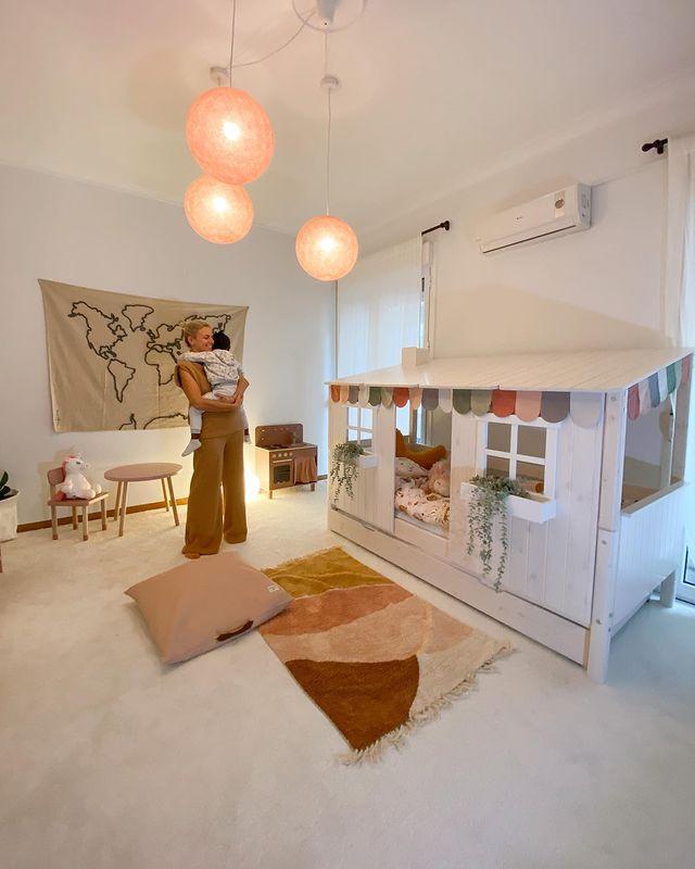 Χριστίνα Κοντοβά: Οι τρυφερές στιγμές με την κόρη της Ada στο παιδικό δωμάτιο στο σπίτι τους στην Αθήνα