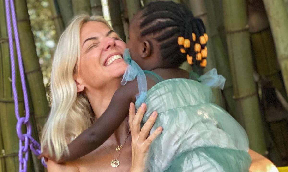 Χριστίνα Κοντοβά: Οι τρυφερές στιγμές με την κόρη της Ada στο παιδικό δωμάτιο στο σπίτι τους στην Αθήνα