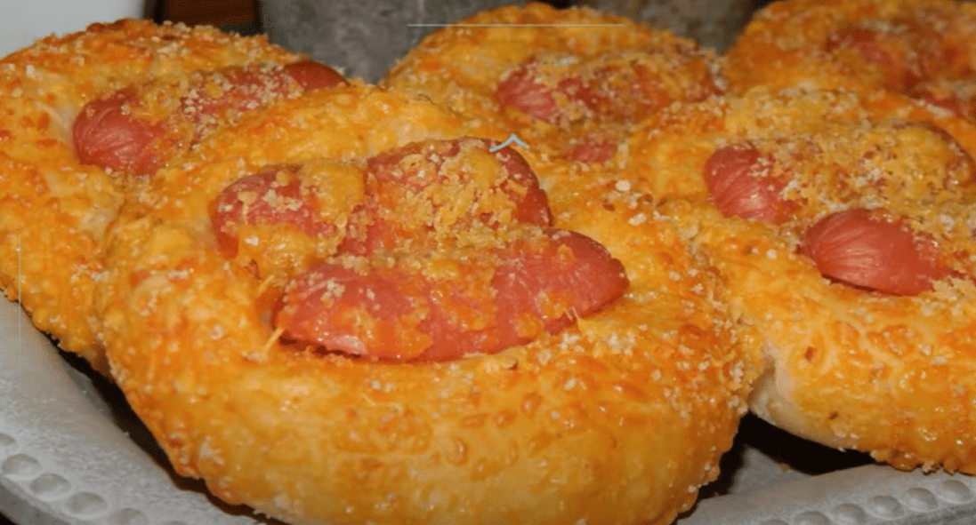 Χριστουγεννιάτικα-λουκανικοπιτάκια-με τσένταρ-