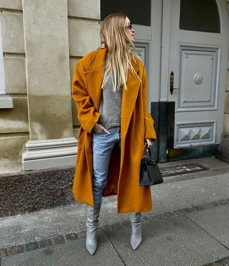 καστόρινες-γκρι-μπότες-με-τζιν παντελόνι-και-μουσταρδί-πανωφόρι-