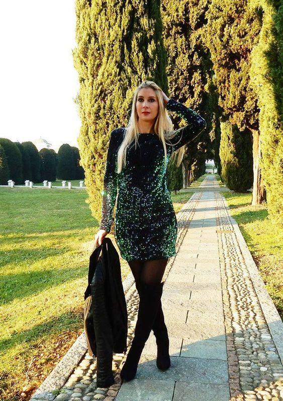 πράσινο-βελούδινο-φόρεμα-με-γκλίτερ-για-τα-Χριστούγεννα-