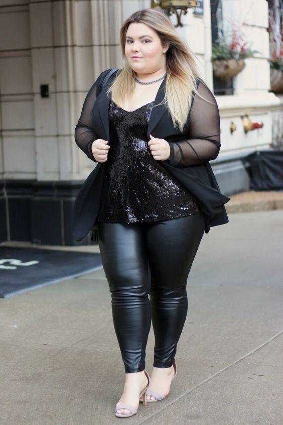 μαύρη-μπλούζα-με-γκλίτερ-και-δερμάτινο κολάν-ιδέες-