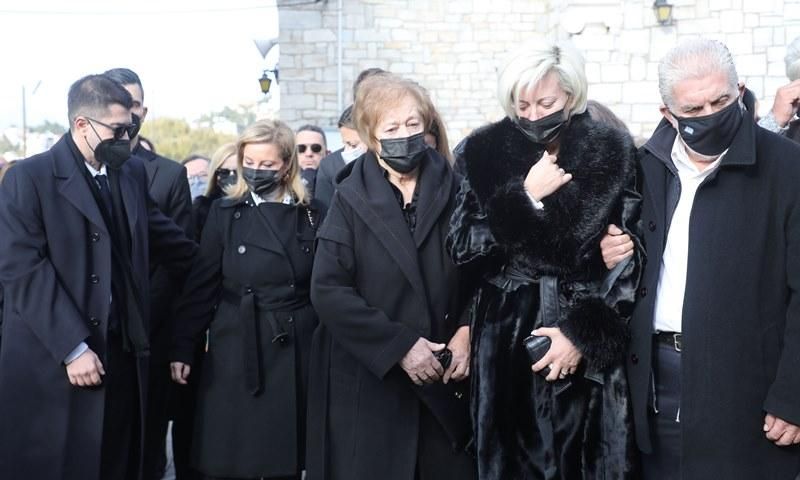 Κηδεία Γιώργου Τράγκα: Ράκος η η γυναίκα του Μαρία Καρρά – Εικόνες – Βίντεο