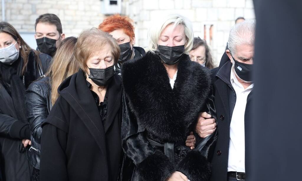 Κηδεία Γιώργου Τράγκα: Ράκος η η γυναίκα του Μαρία Καρρά – Εικόνες – Βίντεο