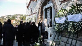Κηδεία Γιώργου Τράγκα: Ράκος η η γυναίκα του  Μαρία Καρρά – Εικόνες  – Βίντεο