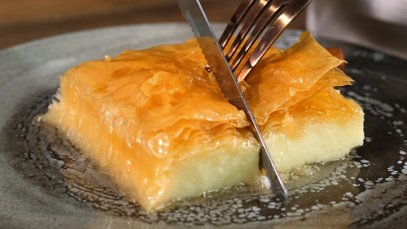 Χριστουγεννιάτικο-γαλακτομπούρεκο-από-τον-Παναγιώτη Παπαδάκη-συνταγή- Χριστουγεννιάτικο-γαλακτομπούρεκο-από-τον-Παναγιώτη Παπαδάκη-συνταγή-