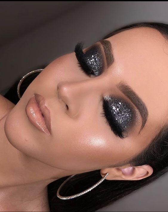 smokey-eye-σε-μαύρο-χρώμα-με-γκλίτερ-για-τα-Χριστούγεννα 2021-ιδέες-