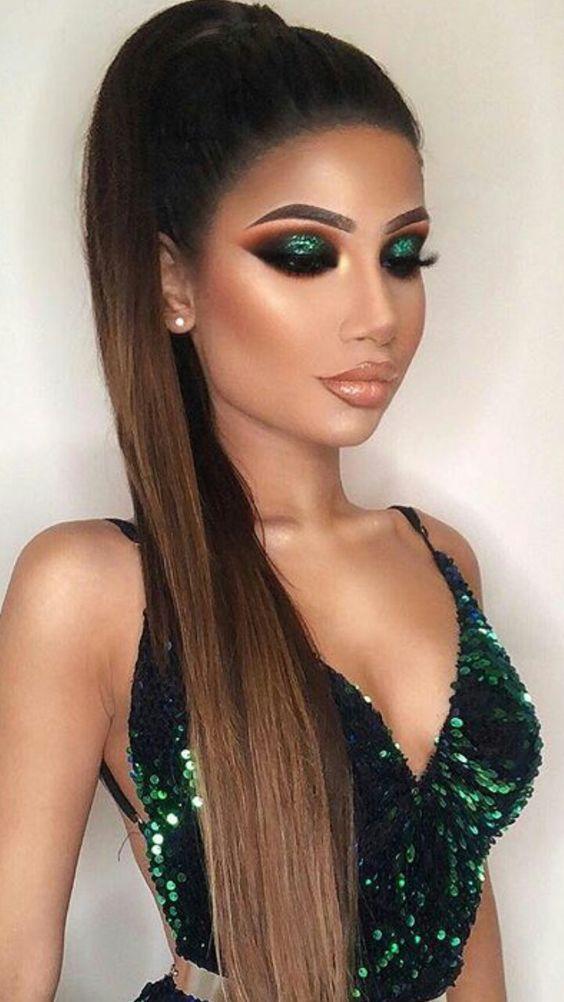 smokey-eye-σε-πράσινο-χρώμα-με-γκλίτερ-για-τα-Χριστούγεννα 2021-ιδέες-