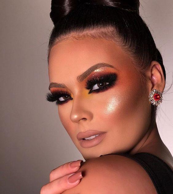 smokey-eye-σε-καφέ-χρώμα-με-γκλίτερ-για-τα-Χριστούγεννα 2021-ιδέες-