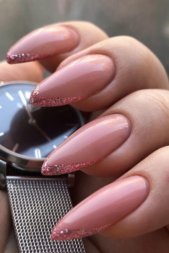 γαλλικό μανικιούρ-με-γκλίτερ-ιδέες-για-τον-Ιανουάριο-2022-