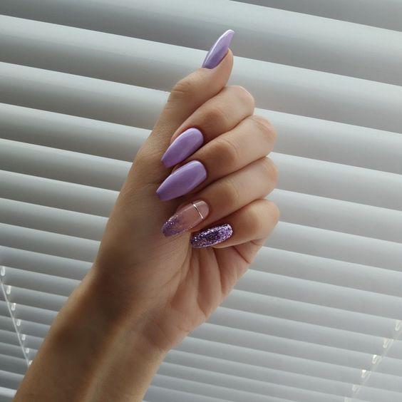 μοβ νύχια-με-γκλίτερ-ιδέες-για-τον-Ιανουάριο-2022-