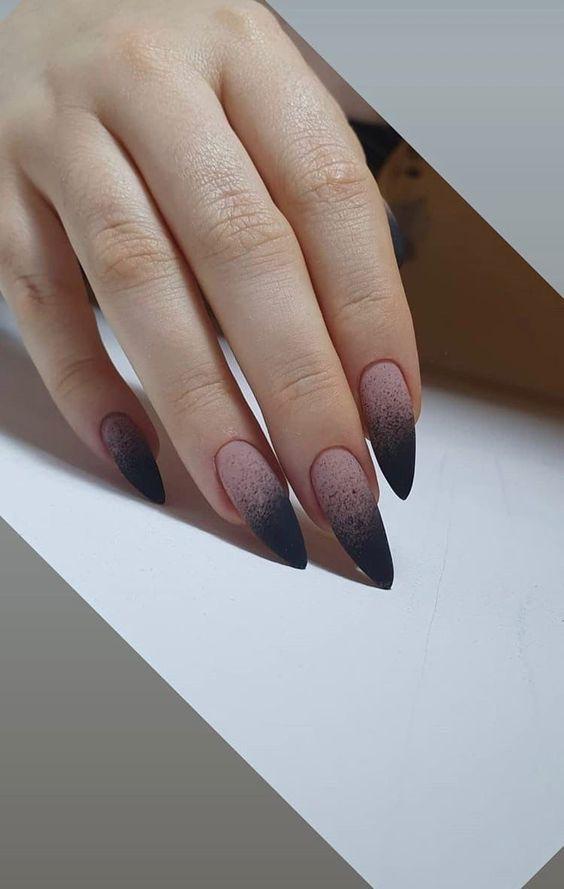 όμπρε νύχια-σε-μαύρο-και-μπεζ-χρώμα-με-γκλίτερ-ιδέες-για-τον-Ιανουάριο-2022-