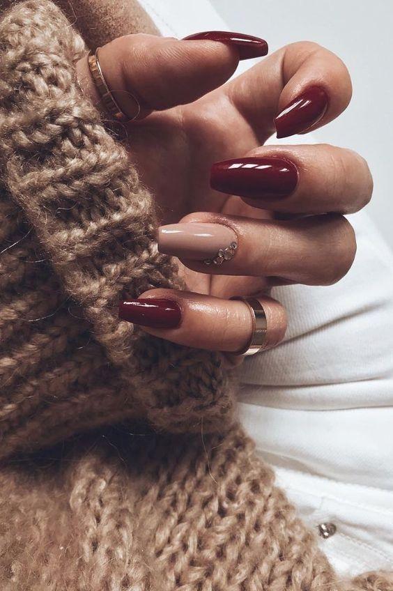 μπορντό νύχια-ιδέες-για-τον-Ιανουάριο-2022-