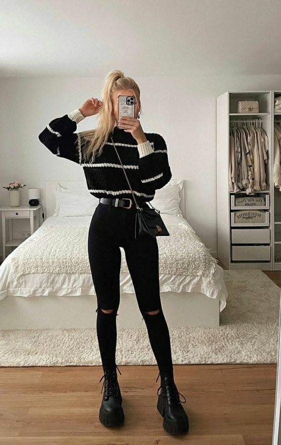 μαύρο-πουλόβερ-με ρίγες-και-μαύρο παντελόνι-με-σκισίματα-για-τον-Ιανουάριο-2022-